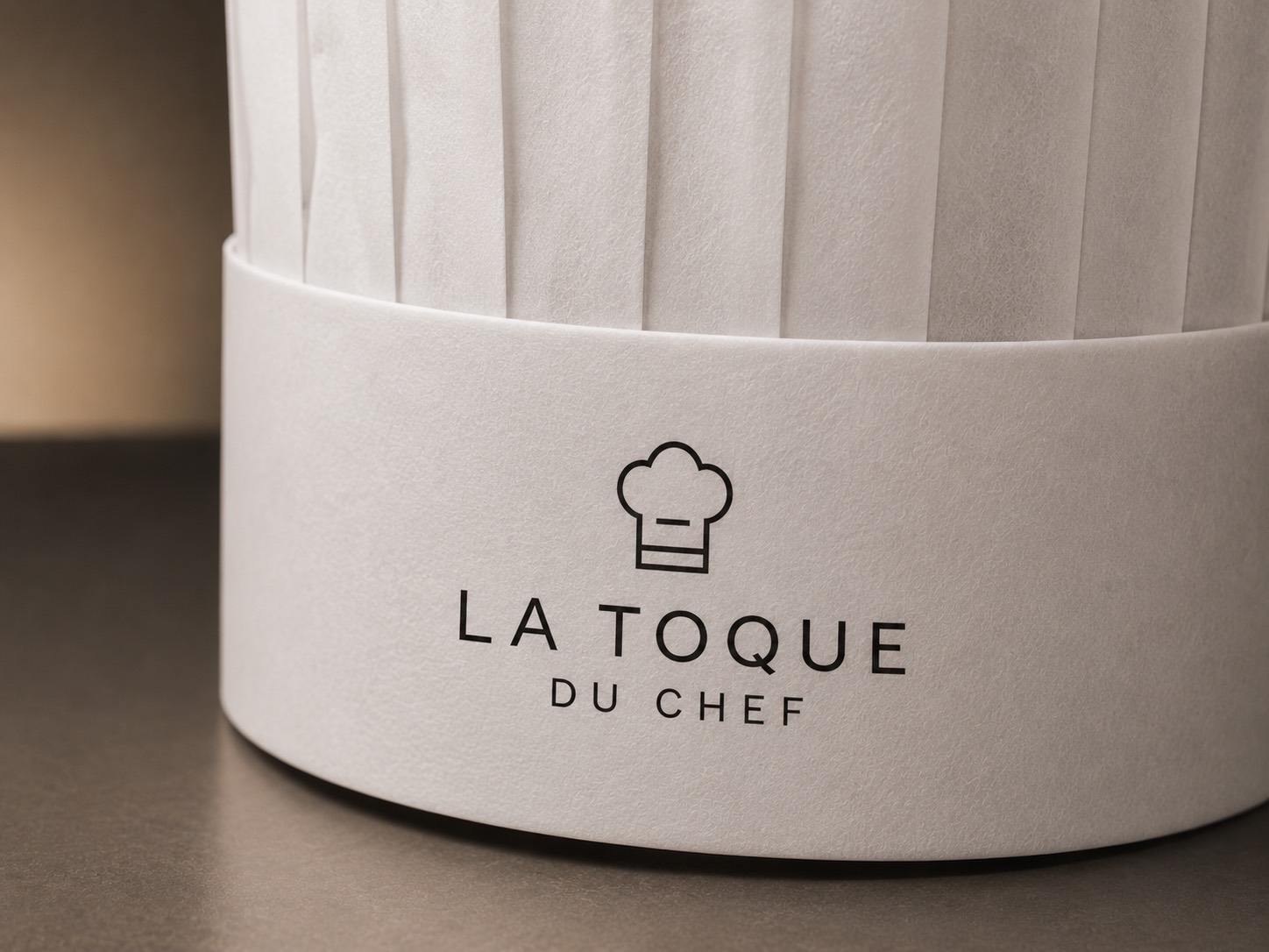 Gros plan d'une toque La Toque du Chef personnalisée par impression du logo